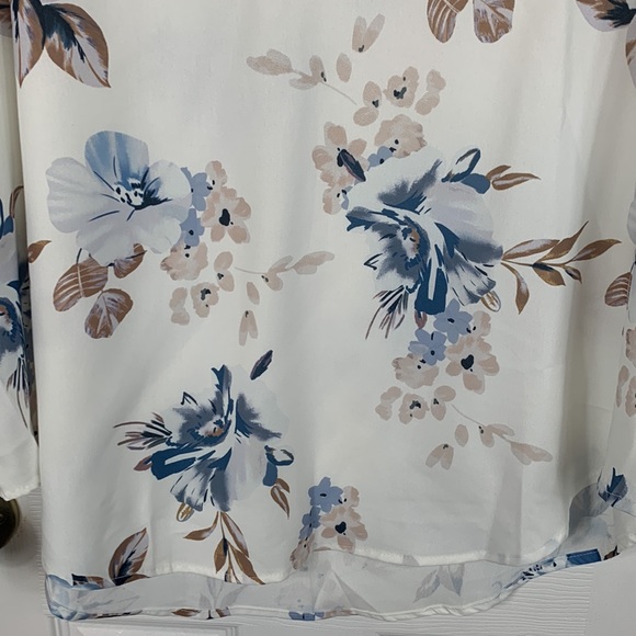 Cream colored shell with blue/brown/tan flowers 2XL. Lace around collar sleevele - Picture 3 of 5